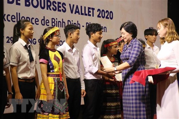 Vallet scholarships granted to Vietnamese students